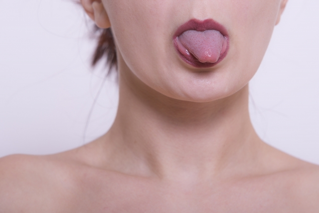 舌苔が口臭の原因に！舌苔ができる原因と対策方法