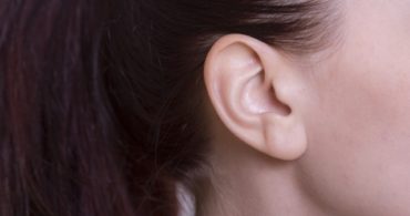 耳の裏が臭い原因とは？耳の裏の臭いを解消する方法