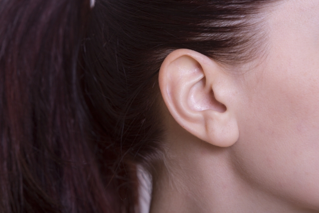 耳の裏が臭い原因とは？耳の裏の臭いを解消する方法